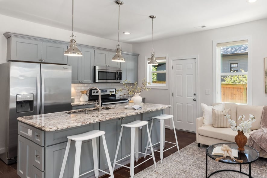Stock image Gray kitchen with granite island, pendant lights, and stainless appliances in Northern California - optimized